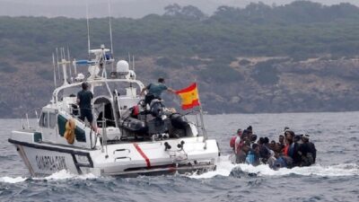 مقتل 8 مهاجرين بغرق قارب قبالة جزيرة إسبانية
