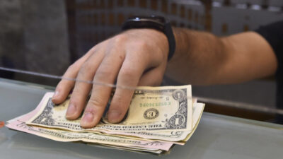 على وَقع اشتعال الشارع… كم سجّل سعر صرف الدولار مع بداية الأسبوع؟