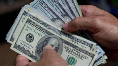 كيف افتتح سعر صرف الدولار في السوق السوداء صباح اليوم؟
