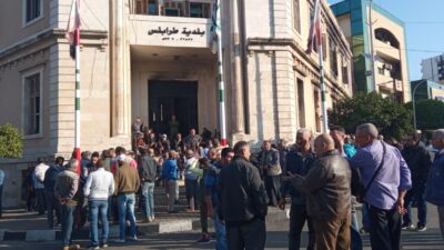 اعتصام لعمال وموظفو بلدية طرابلس للمطالبة بزيارة الرواتب