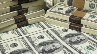 كيف افتتح سعر صرف الدولار في السوق السوداء صباح اليوم؟