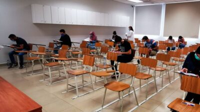 هل تُغلق المدارس مع ارتفاع عداد “كورونا