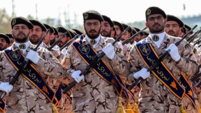 الحرس الثوري الإيراني “يتمنّى على الأعداء” عدم اختبار قوته!