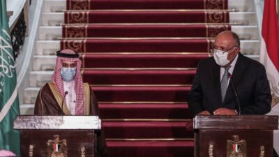 مصر تدخل مع الخليج وفرنسا: “موازنة” إيران وسوريا بلبنان