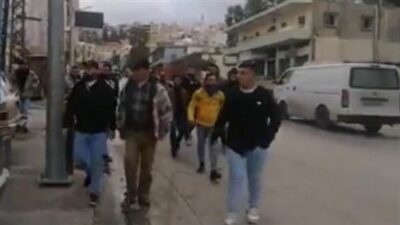 محتجون اقفلوا محال صيرفة في حلبا رفضت تصريف المئة دولار القديمة