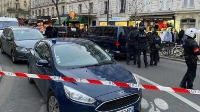 مسلح يحتجز رهينتين في باريس.. ويطالب بـ”حديث” مع وزير العدل