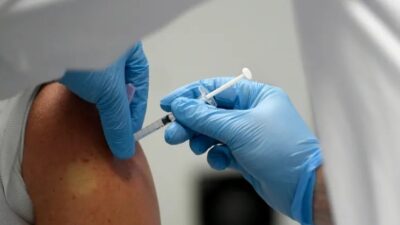 تعميم الى جميع الادارات والمؤسسات العامة بشأن وجوب تلقي لقاح كورونا