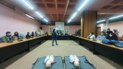 دورة تدريبية لطلاب كليّة الصحة العامة في جامعة الجنان