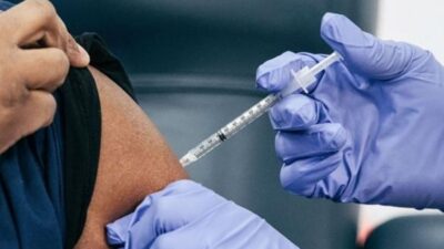 أوّل دولة في العالم تَفرض لقاح “كورونا” على الجميع!