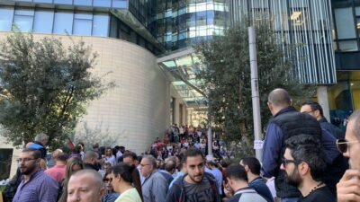 موظفو “ألفا” و”تاتش” بدأوا إضرابهم المفتوح: لا تراجع!