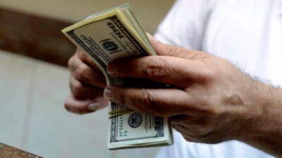 كم سجّل سعر صرف الدولار عند الإقفال؟
