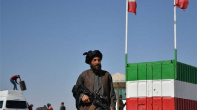 إيران تحشد عسكرياً على الحدود الأفغانية