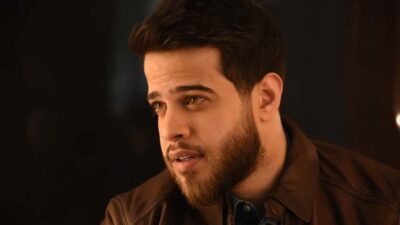 أدهم النابلسي يؤم المصلين في أحد المساجد