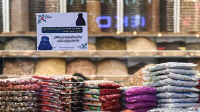 بالصورة – طالبان توزع لافتات تطلب فيها من النساء ارتداء الحجاب.. “للتشجيع”!