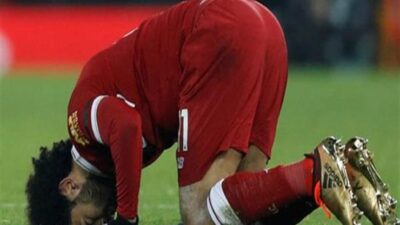 طبيب إيفرتون يحكي عن تجمهر الإنجليز خارج المسجد بسبب صلاح