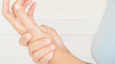 في هذه الحالة ألم اليد يشير إلى وجود السرطان