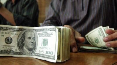اجراءات المركزي وانخفاض سعر الدولار حتى متى… خبير إقتصادي يكشف الخيارات!