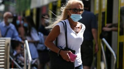 أعراض للإصابة بـ”أوميكرون” تظهر في الأذنين والرأس والعينين