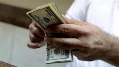 الدولار يتراجع عن عتبة الـ24 ألف ليرة