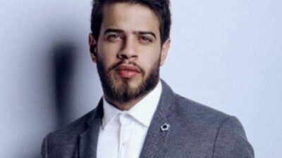 بالصورة- بعد اعتزاله..أدهم نابلسي بزيّ جديد من داخل المسجد مع أحد رجال الدين