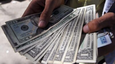 الدولار يعاود الارتفاع مجدداً