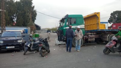 اقفال الباب الخارجي لمرفأ طرابلس من قبل العمال ومنع الشاحنات من الدخول والخروج اليه
