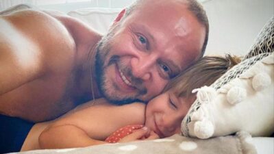 مكسيم خليل في أحدث صورة مع طفله: “لوكاس الحب.. دوبني دوب”