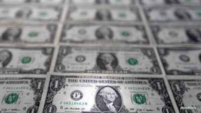 الدولار يرتفع.. واستقرار طفيف للعملات المشفرة