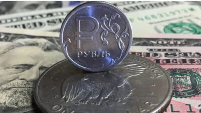 الروبل الروسي يقفز لأعلى مستوى في أكثر من عامين مقابل الدولار واليورو