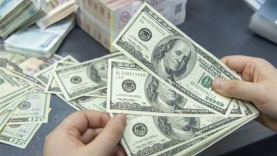 كيف افتتح سعر صرف الدولار في السوق السوداء صباح اليوم؟