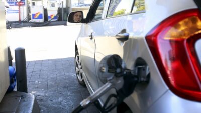 الحاكم يتخلّى عن الليرة: البنزين بالدولار النقدي قريباً