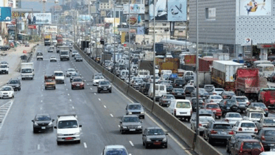 بالصورة: مواطنة تقفل طريق ضبية!