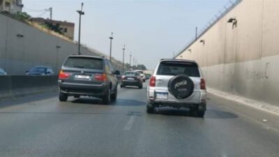 حادثٌ خطير على طريق المطار.. سيارة تتحطّم بشكل كامل (فيديو)