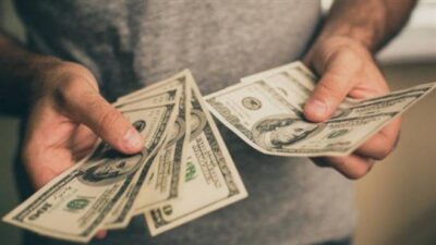 ما سبب ارتفاع سعر الدولار؟