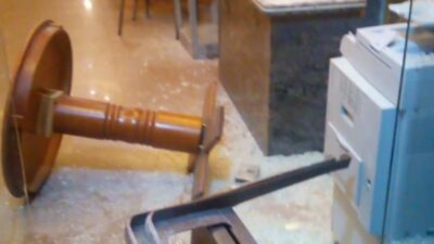 تضاربٌ وتكسير.. إشكالٌ بين شبان داخل مقهى في طرابلس (صور)