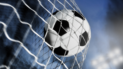 لاعب يعتدي على حكمة خلال مباراة!