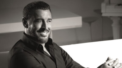 كاظم الساهر يجلس أرضاً في المطار.. ما القصة؟