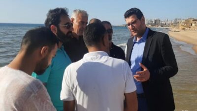 الحاج حسن على شواطئ الأوزاعي لمعاينة مجزرة سمكية
