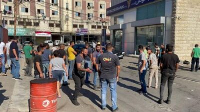مودع يحتجز رهائن ويُهدّد بحرق المصرف!
