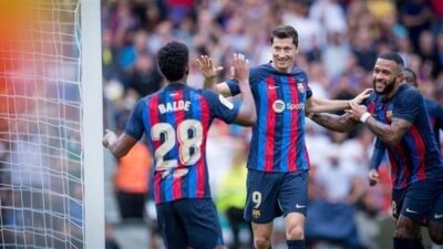 برشلونة يهزم إلتشي بثلاثية ويرتقي لصدارة الدوري