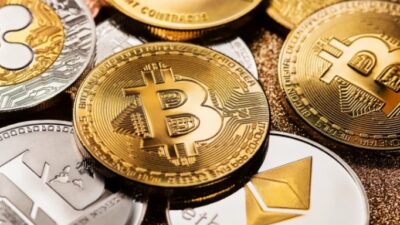بقيادة بيتكوين.. موجة خسائر عنيفة تضرب سوق العملات الرقمية