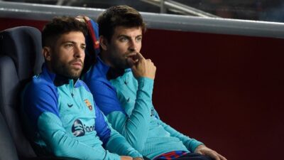 لماذا لم يحسم برشلونة حتى الآن مستقبل بيكيه وألبا وبوسكيتس؟