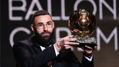 الفرنسي كريم بنزيما يفوز بجائزة “الكرة الذهبية” لأفضل لاعب في العالم.