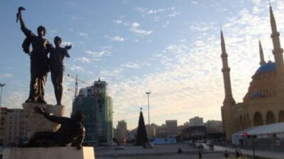 السائقون العموميون يقطعون الطريق في ساحة الشهداء