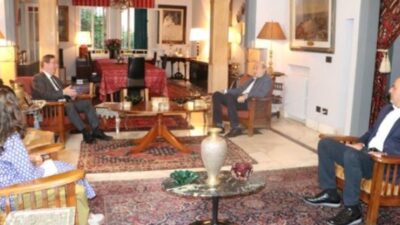 جنبلاط عرض المستجدات مع زكي والسفير البريطاني