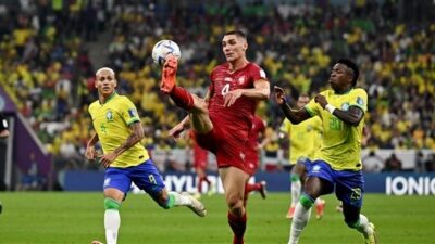صربيا تفاجئ البرازيل وتتعادل في الشوط الأول