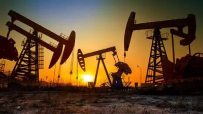 النفط يرتفع مع تراجع الدولار