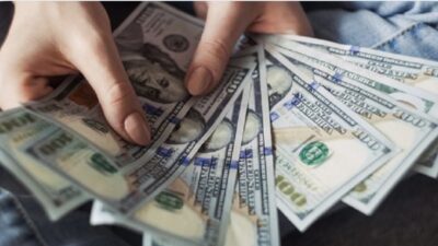 الدولار على ارتفاعه