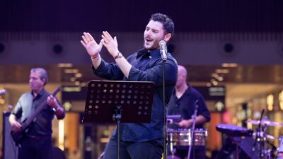 بالصور: الوليد الحلاني يشعل الأجواء القطرية… وحشودٌ متجمهرة!