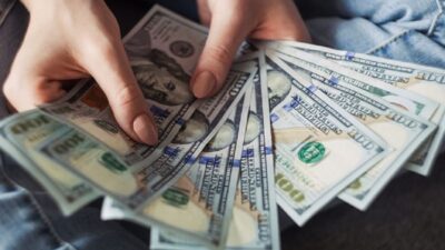 افتتاحية مرتفعة للدولار